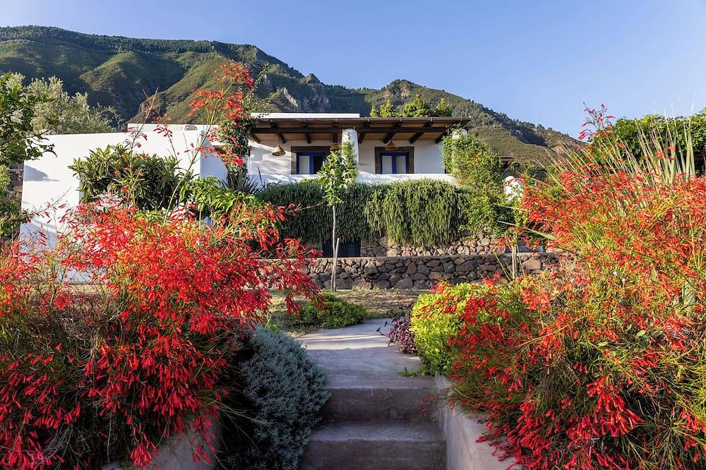 Villa Bianca - Villa éolienne avec vue et grand jardin tout près de la mer in Malfa, Salina
