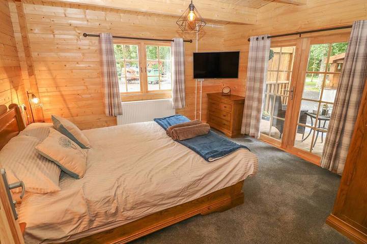 Bryn Derwen Lodge, pet friendly, luxury holiday cottage in Bethesda in Snowdonia