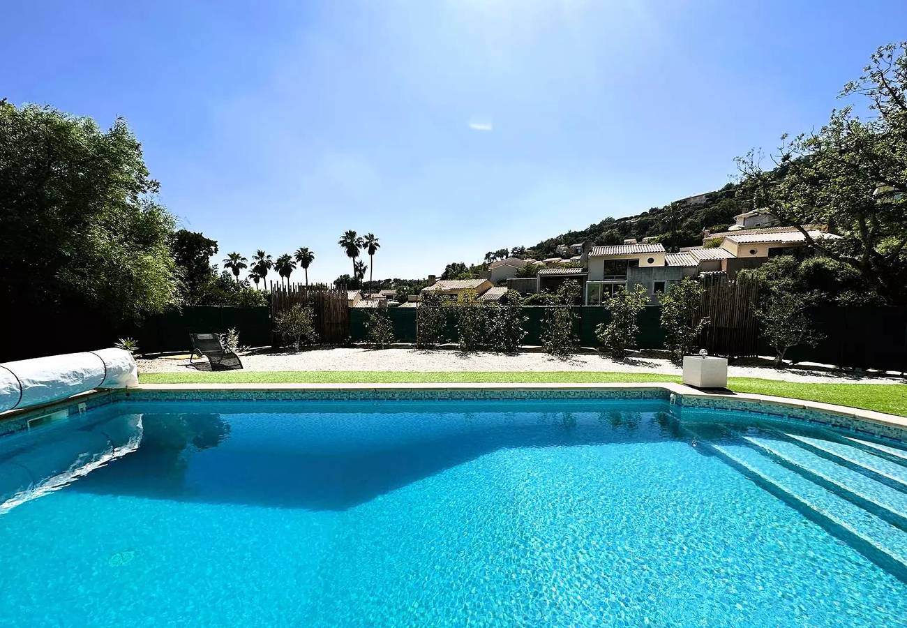 Villa climatisée pour 6 personnes avec piscine privée dans le Domaine de Valcros à La Londe-les-Maures in La Londe-les-Maures, Côte méditerranéenne (France)