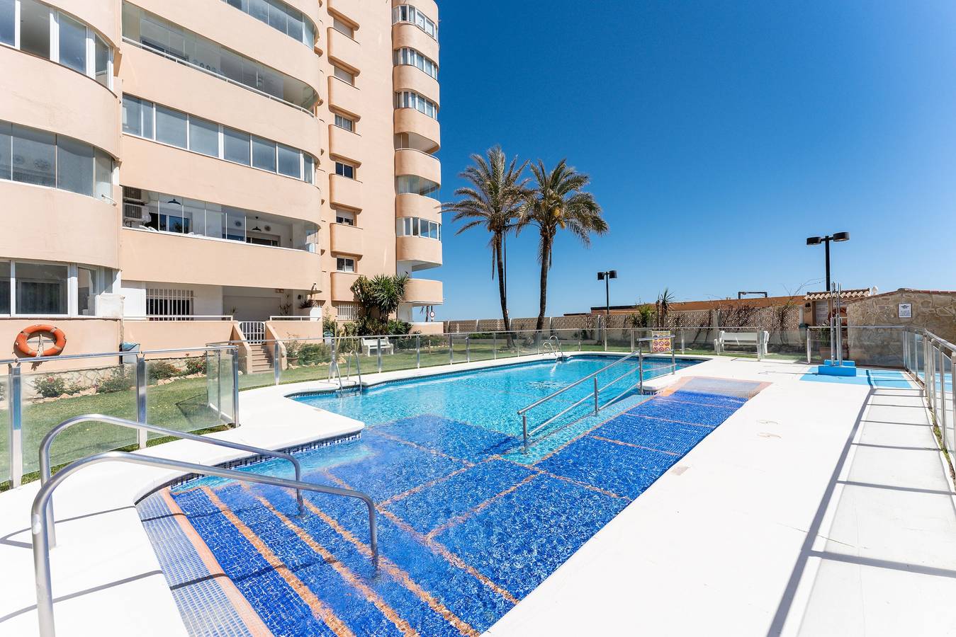 Entire apartment, Holiday apartment 'El Rey' with oceanfront views, shared pool and Wi-Fi in Fuengirola, Costa del Sol