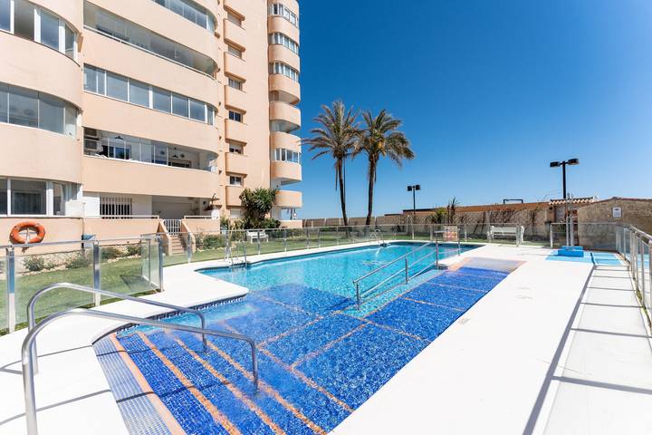 Entire apartment, Holiday apartment 'El Rey' with oceanfront views, shared pool and Wi-Fi in Fuengirola, Costa del Sol