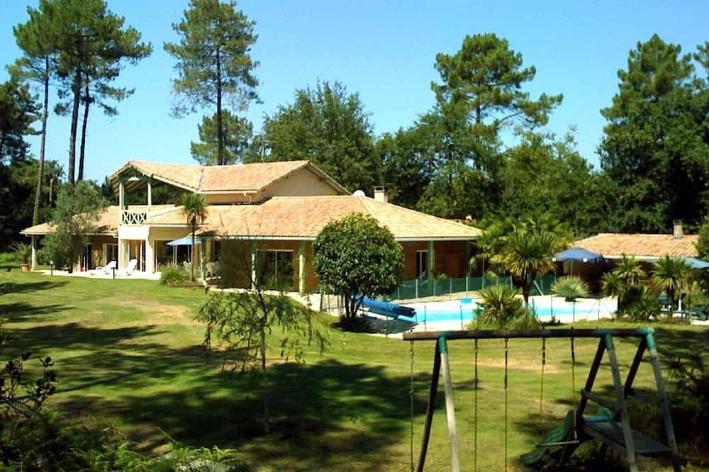Large luxury villa in the middle of the forest, heated swimming pool, quiet garden. in Capbreton, Côte d’Argent