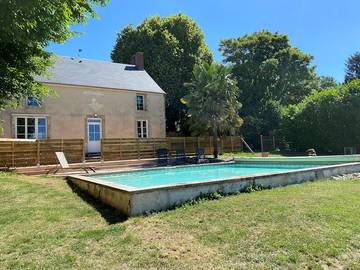 Gîte pour 9 personnes, avec terrasse ainsi que jardin et piscine dans Nièvre