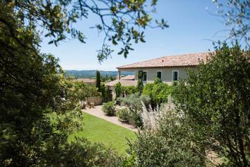 Vacation Rental for 8 Guests in Lauris, Parc naturel régional du Luberon, Picture 3