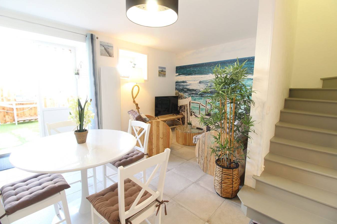 Gîte La Paillotte, Île de Ré : terrasse privée, jardin partagé et Wi-Fi in Sainte-Marie-de-Ré, Île de Ré