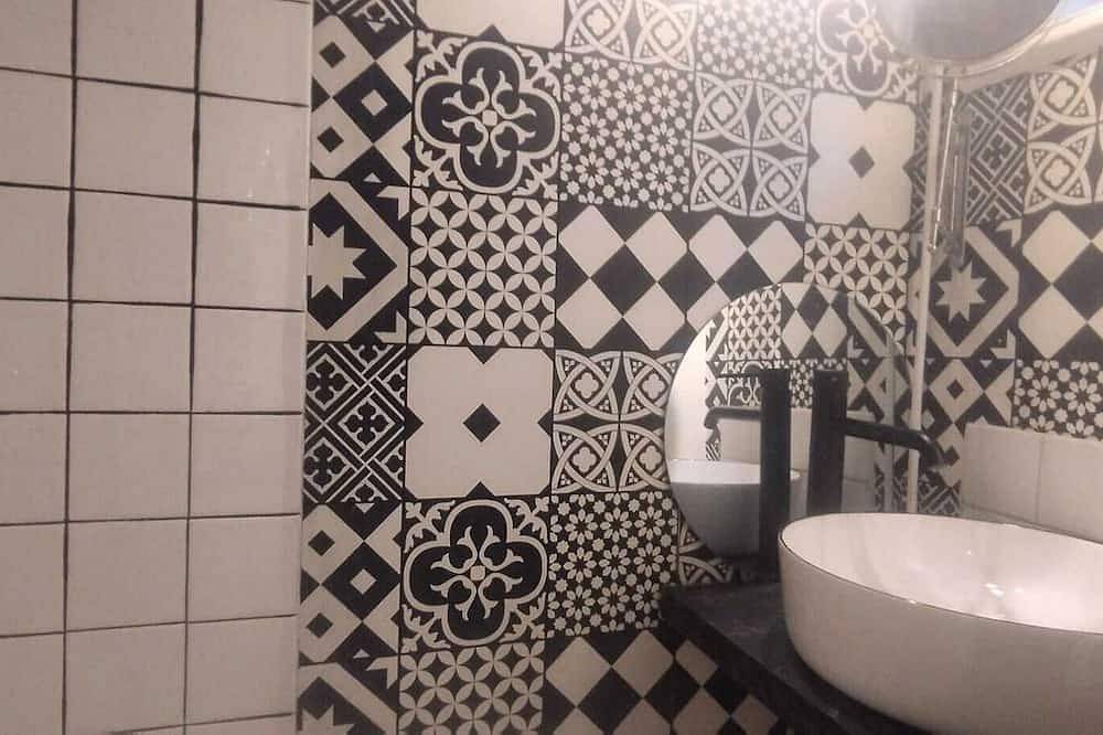 Entire apartment, Appartement Ancien Avec Jardin au Calme. Charme Xxl... Animaux, C'est oui ! in Puteaux, Hauts-de-Seine