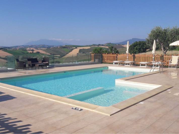Agriturismo per 10 persone, con Idromassaggio e Terrazza nonché Giardino e Piscina in Provincia di Ascoli Piceno