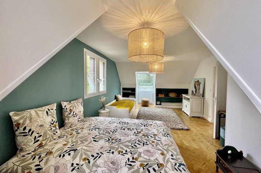 Renovated country property with fireplace, near forest in Le Mont-Saint-Adrien, Oise
