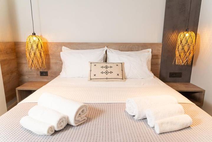 Appart’hôtel pour 4 personnes, avec piscine et terrasse ainsi que jardin et vue