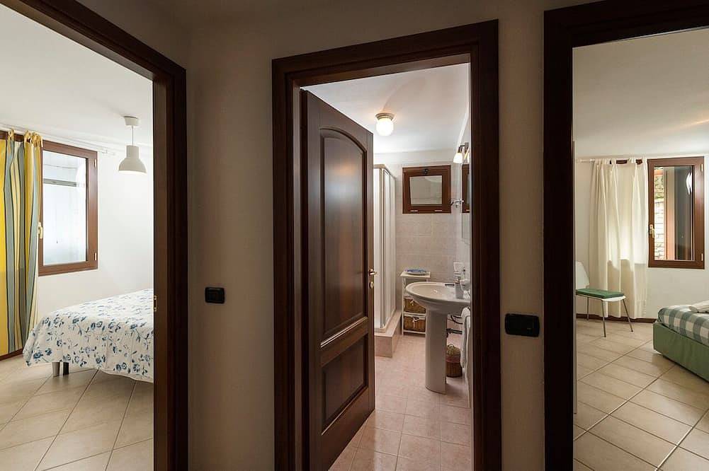 Villa avec jacuzzi dans le jardin à 100 mètres du lac idéal pour les familles in San Felice del Benaco, Montagnes autour du lac de Garde