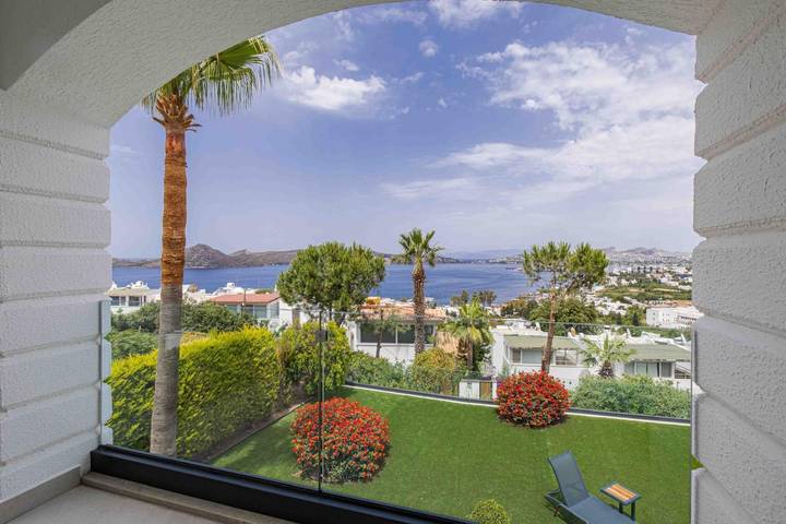 Villa for 8 people, with garden and balcony as well as view in Bodrum