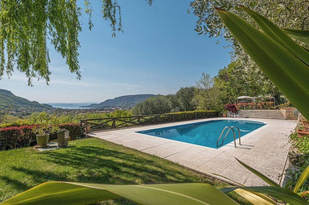 Beautiful villa with private garden and pool in Costermano, Gardasee-Berge