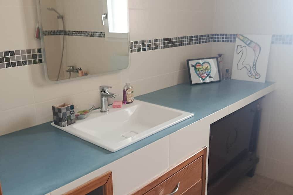 Chambre « Chambre 3 » avec vue montagne, piscine partagée et Wi-Fi in Aléria, Arrondissement de Corte