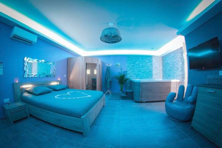 Hôtel pour 2 personnes, avec jacuzzi ainsi que sauna et terrasse à Le Rove - 3