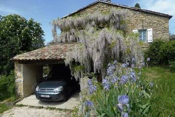 Agriturismo pour 6 personnes, avec piscine ainsi que jardin et jacuzzi à Vesseaux