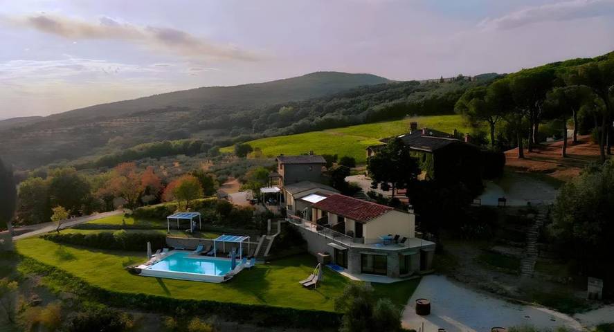 Agriturismo per 2 persone, con Terrazza e Giardino nonché Piscina e Vista lago a Passignano sul Trasimeno