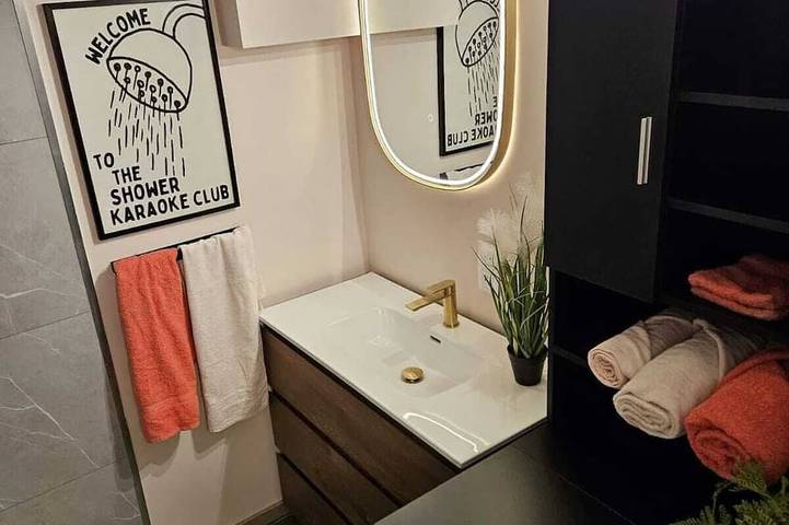 Le Chalet de la Hulle, a cozy vacation home for 6P with sauna and jacuzzi. in Profondeville, Region Namur