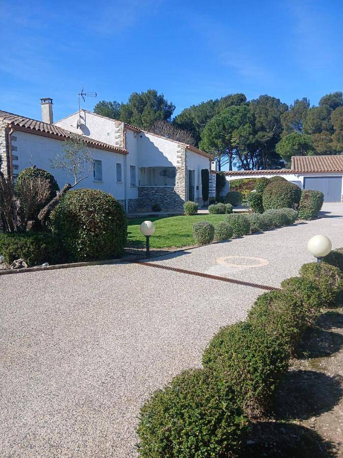 Location de vacances pour 8 personnes, avec jardin ainsi que piscine et jacuzzi à Montbazin - 2