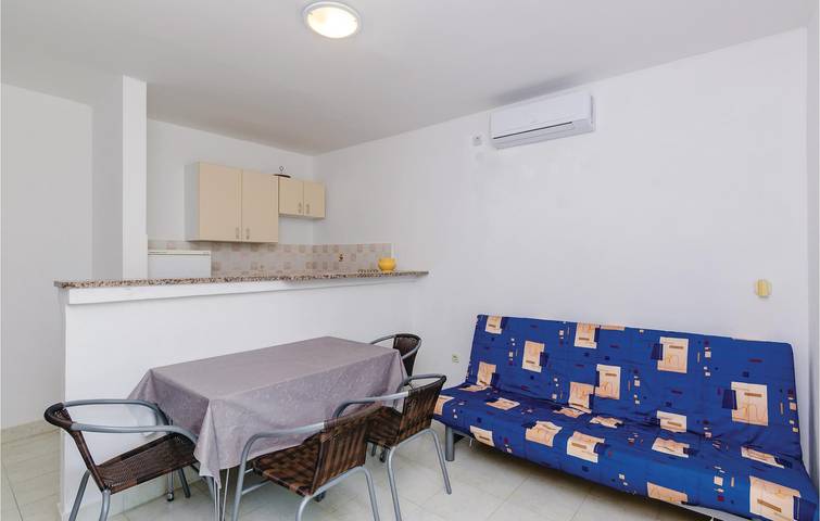 Ganze Ferienwohnung, Gemütliche Ferienwohnung mit Terrasse, 1 km von der Küste und 2 km vom Stadtzentrum von Ston entfernt in Ston, Dubrovnik-Neretva