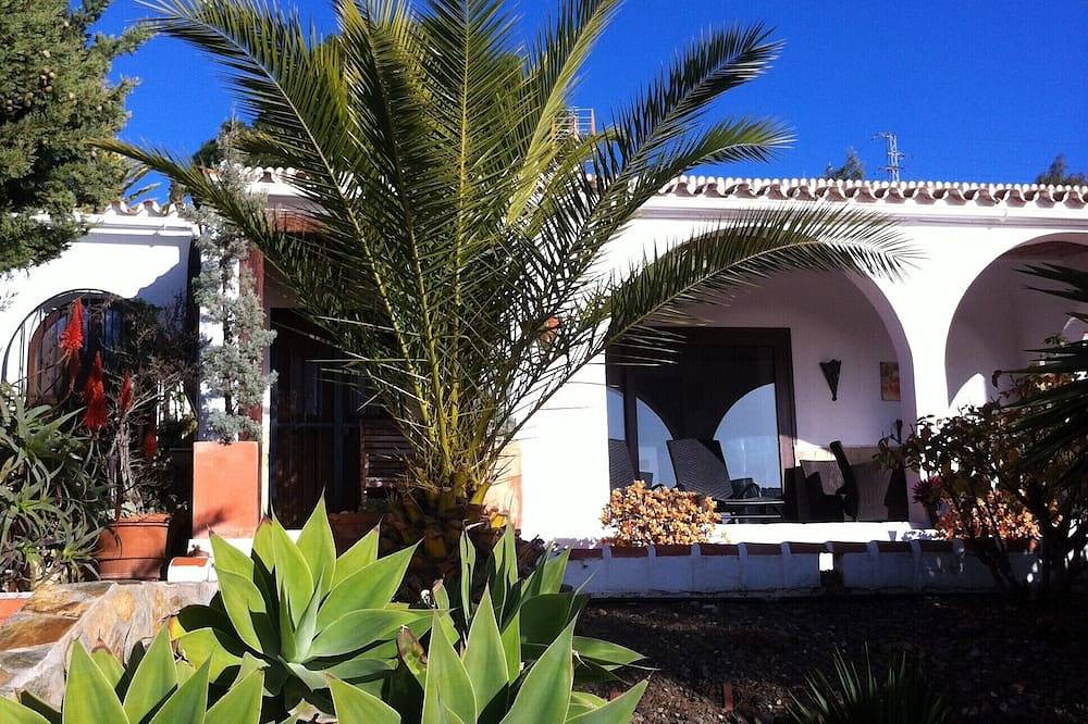 Un pequeña casa en las montañas con hermosas vistas de la Costa del Sol in Sayalonga, Costa del Sol