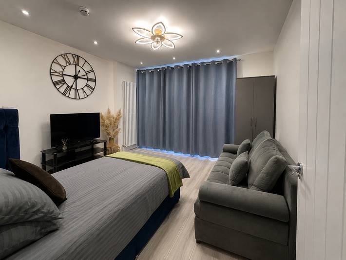 House Sleeps 9 with Wifi in Slough, Berkshire