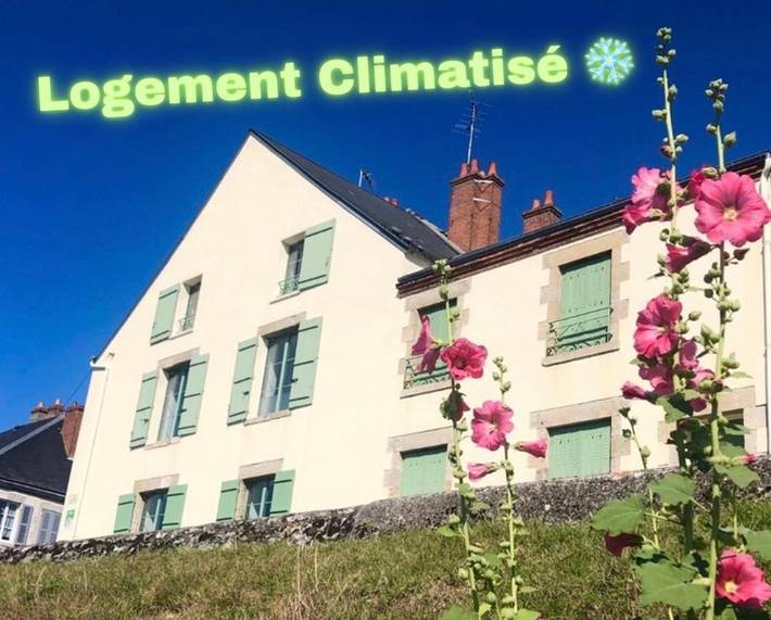 Location de vacances pour 11 personnes, avec Vue à Saint-Denis-de-l'Hôtel