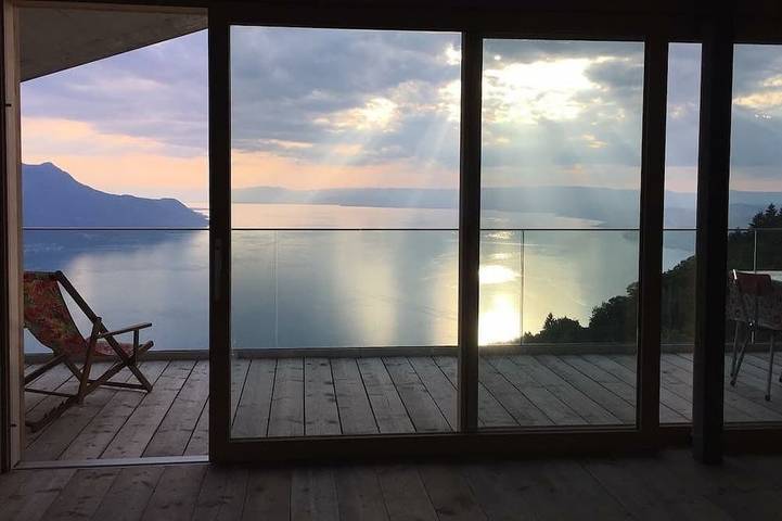 Chalet à la Montagne. Vue Exceptionnelle sur le lac et les Alpes. Havre de Paix in Veytaux, Genfer See