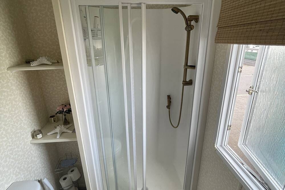 3 Bedroom Lodge, Close to Beach, Stunning Views, includes hot tub in Dumfries and Galloway