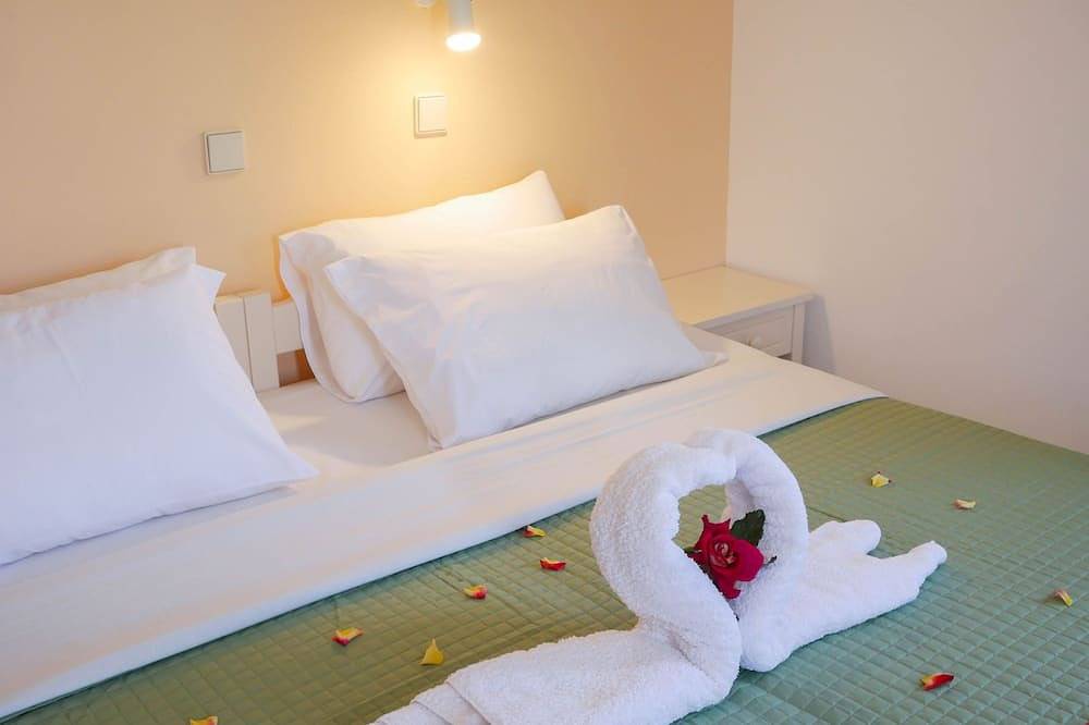 Ganze Wohnung, Litinas Apt with pool & balcony with garden view in Agia Marina, Chania und Umgebung
