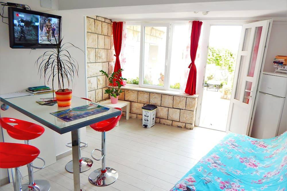 Entire apartment, >>Charming 1 Bedroom Apartment 100m From Sunset Beach, Free Parking<< in Dubrovnik, Grad Dubrovnik