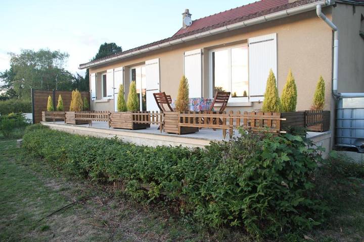 Location de vacances pour 7 personnes, avec vue sur le lac ainsi que jardin et vue à Ravières - 2