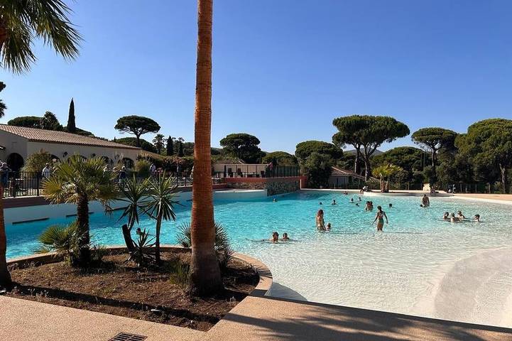 Chalet pour 6 personnes, avec jardin ainsi que piscine et terrasse à Gassin