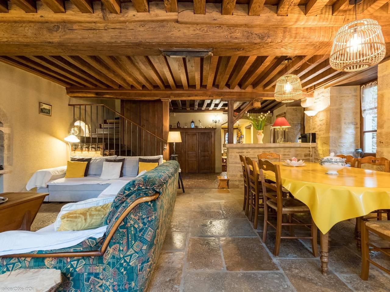 Maison médiévale avec cour privée, 3 chambres, parking à Châteauneuf-en-Auxois in Châteauneuf (Côte-d'Or), Région de Beaune