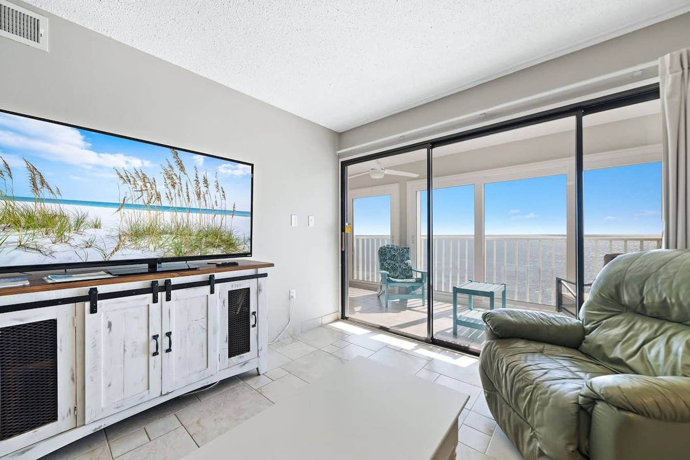 Entire apartment, Edgewater 82- floor to ceiling glass doors 2 bedrooms low density complex in Gulf Shores, Mobile Bay