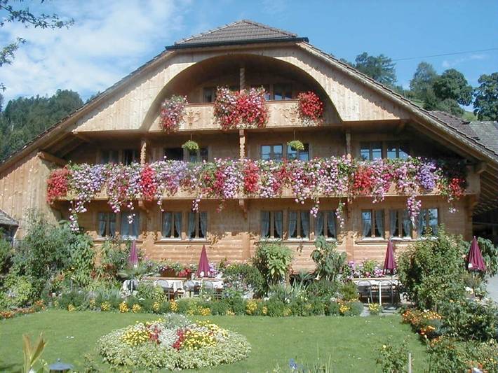 Ferienwohnung für 4 Personen, mit Balkon und Terrasse sowie Garten und Pool