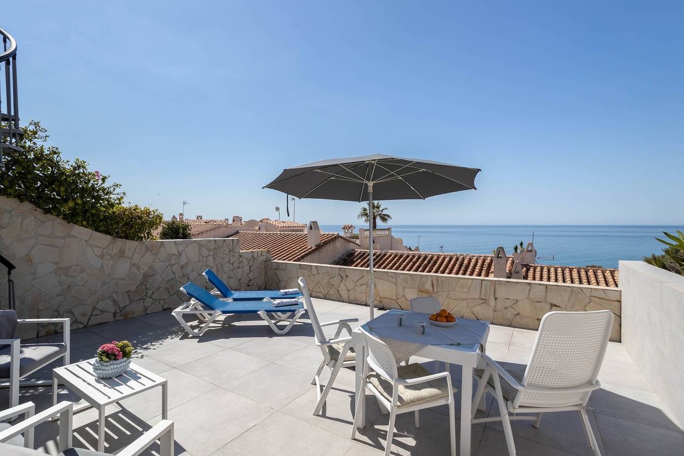 'Wonderful house just above the Sea' with Sea View, Garden and Wi-Fi in Playa de Burriana, Nerja