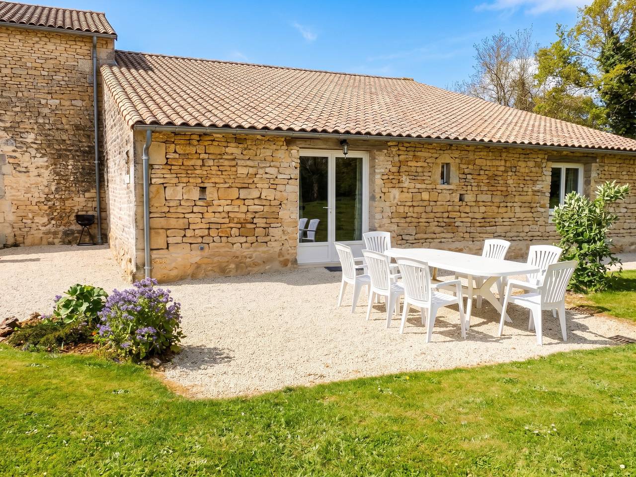 Maison spacieuse avec piscine partagée à Saint-Vincent-la-Châtre. in Saint-Vincent-la-Châtre, Région de Niort
