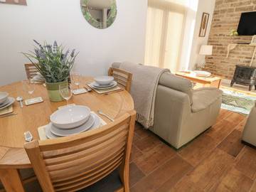 Log Cabin for 4 People in Sheffield, Peak District, Photo 4