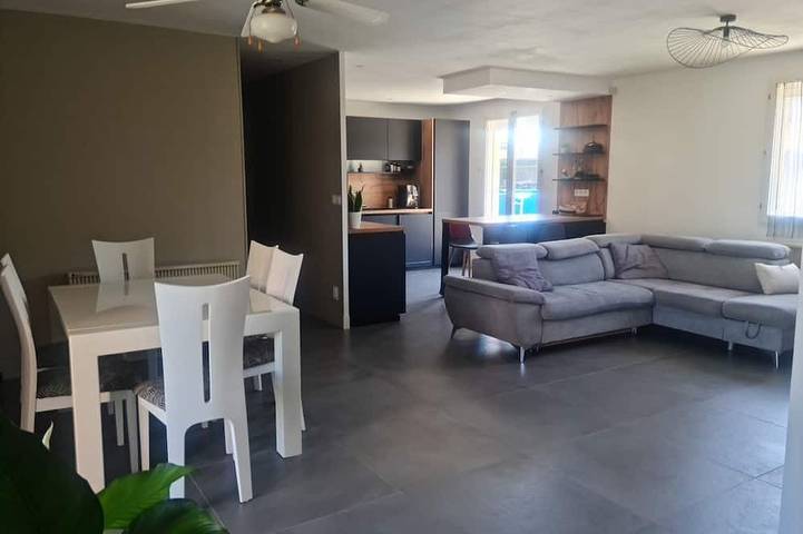 Location de vacances pour 6 personnes, avec jardin et terrasse à Meyzieu