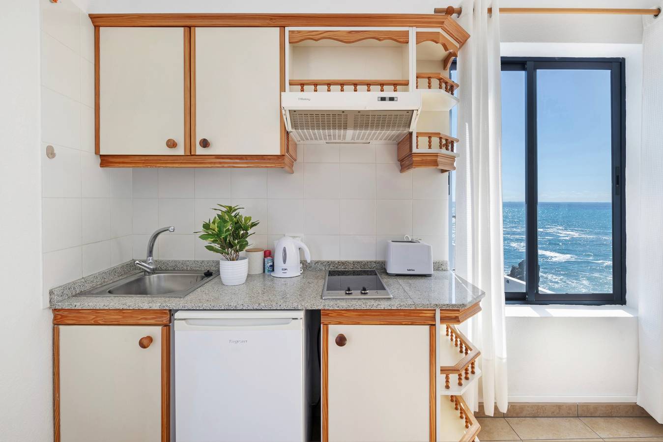 Apartamento entero, Apartamento 'La Bayana - 6' con vistas al mar, piscina compartida y Wi-Fi in Puerto Naos, Los Llanos de Aridane