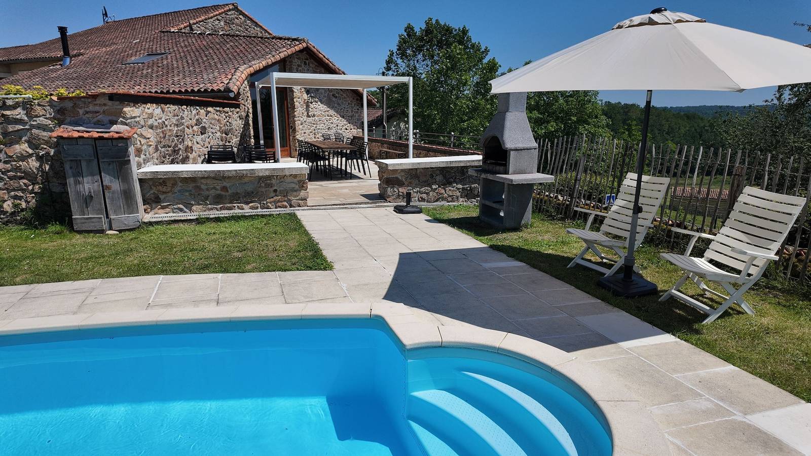 Vakantiehuis 'Domaine De Bellac - Le Triangle' met Privézwembad, Terras en Wi-Fi in Roussines, Regionaal Natuurpark van de Perigord-Limousin