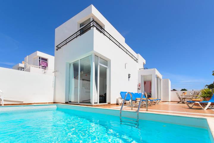 Puerto del Carmen Hermosa casa de vacaciones con piscina climatizada, patio privado y excelente ubicación in Puerto del Carmen, Tías