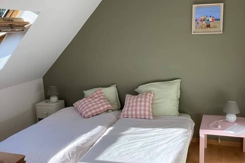 House surrounded by a garden, 5 mns walk from the beach. Saturday to Saturday. in Wissant, Boulogne-sur-Mer region