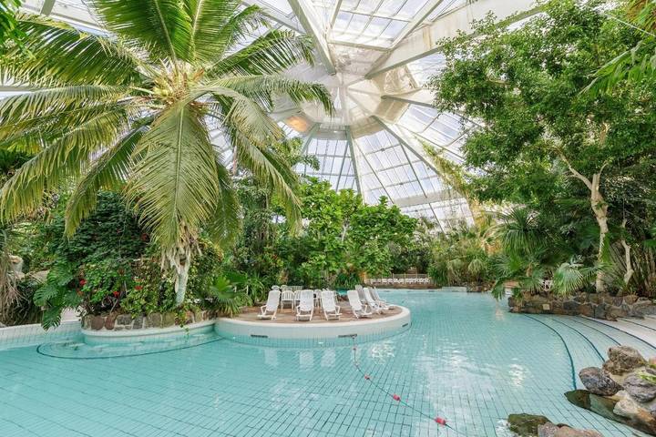 Parc de vacances pour 4 personnes, avec Jacuzzi et Terrasse ainsi que Jardin et Piscine à Pullay