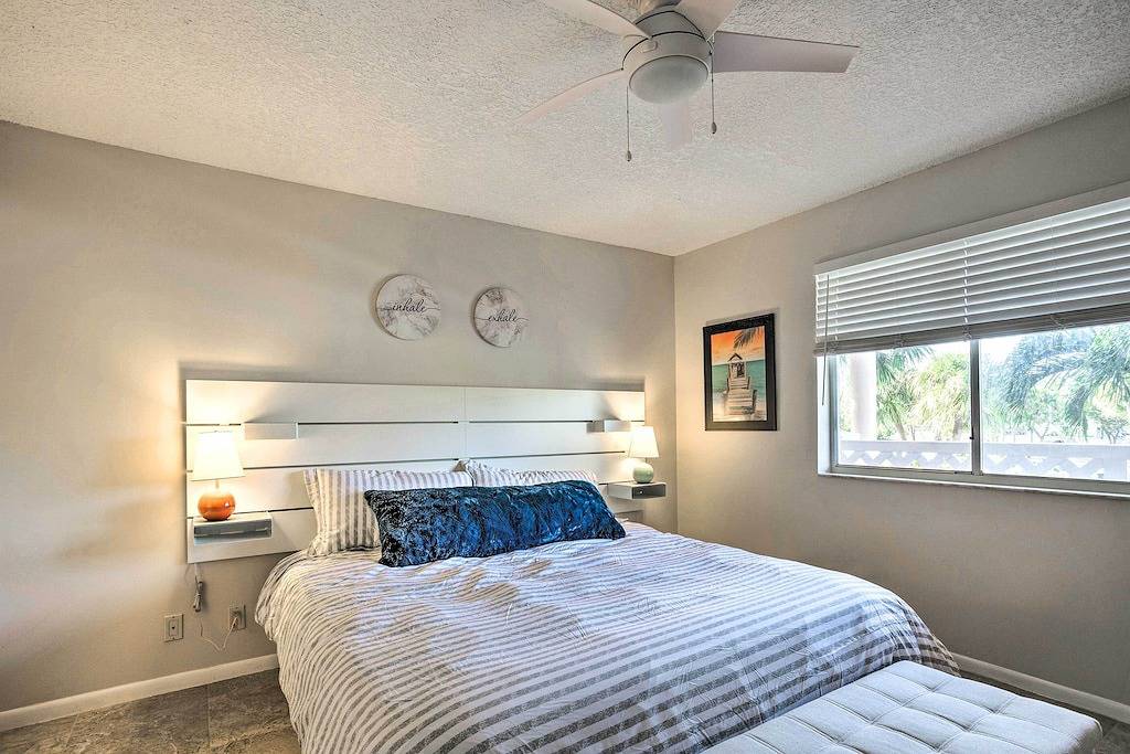 Ganze Wohnung, Jupiter Bay Condo w/ Pool < Half Mile to Beach! in Jupiter, Palm Beach County