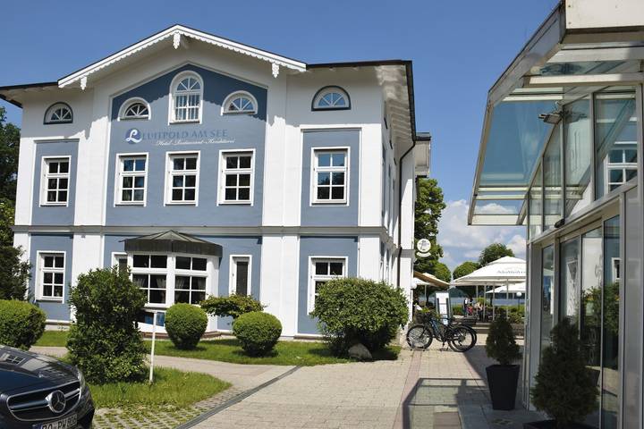 Hotel, mit Terrasse und Garten in Prien - 2