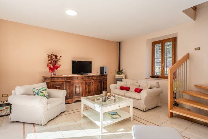 Villa 'Adora Holiday Home' con terrazza privata, giardino privato e Wi-Fi in Serravalle Pistoiese, Provincia di Pistoia