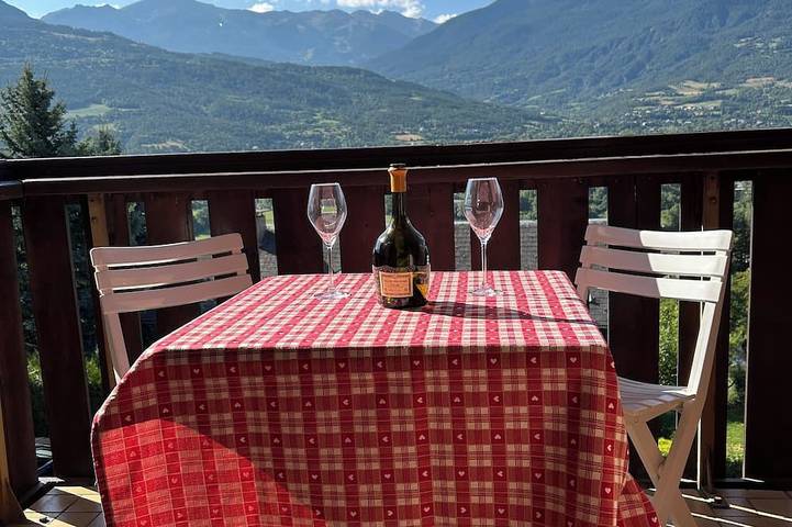 Entire apartment, Appartement F2 Avec Large Balcon in Embrun, Écrins National Park