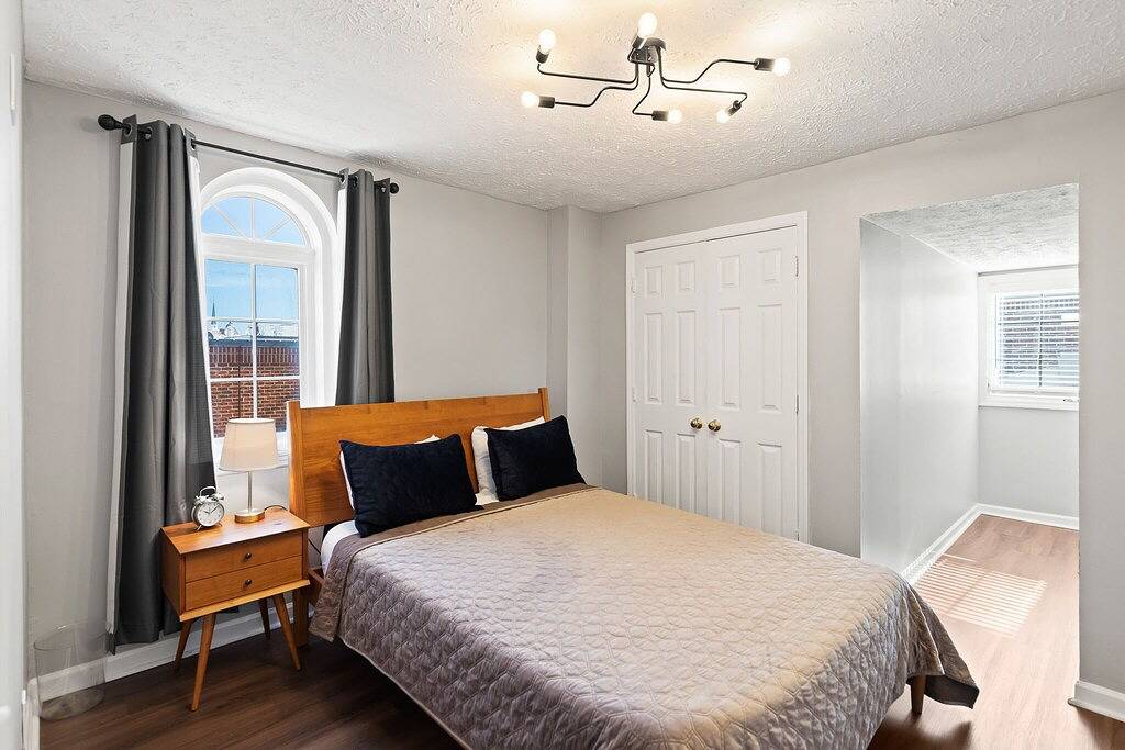 Ganze Wohnung, Magnolia Linen Company Unit 11 Downtown Auburn Across from Campus! in Auburn (AL), Alabama