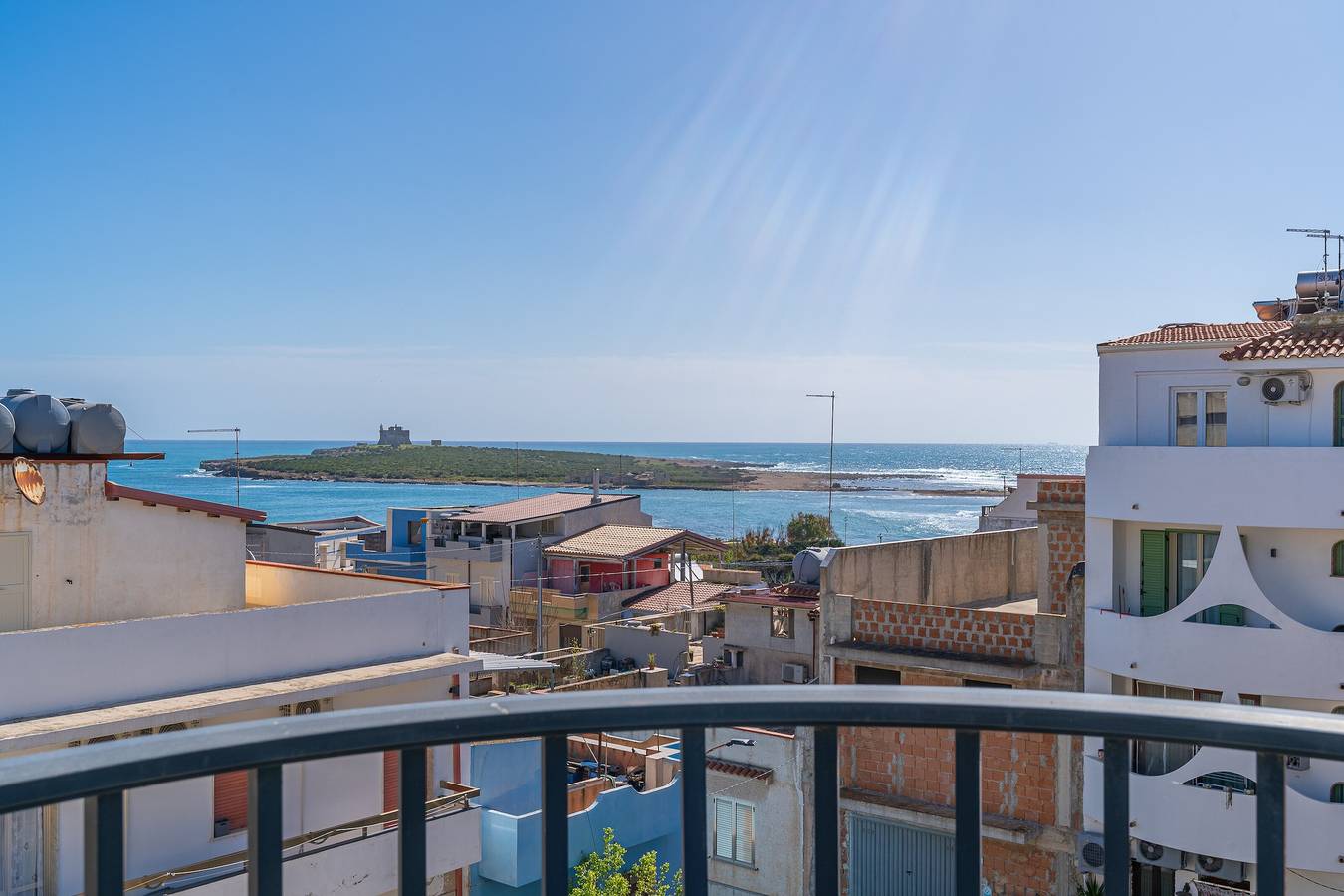 Entire apartment, Apartment 'Plutone with Sea View Terrace', Wi-Fi and Air Conditioning in Capo Passero, Portopalo di Capo Passero